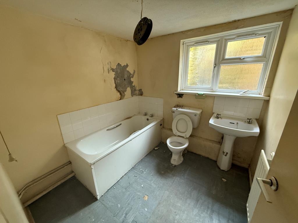 Lot: 50 - MID-TERRACE HOUSE FOR REFURBISHMENT - Bathroom with W.C.